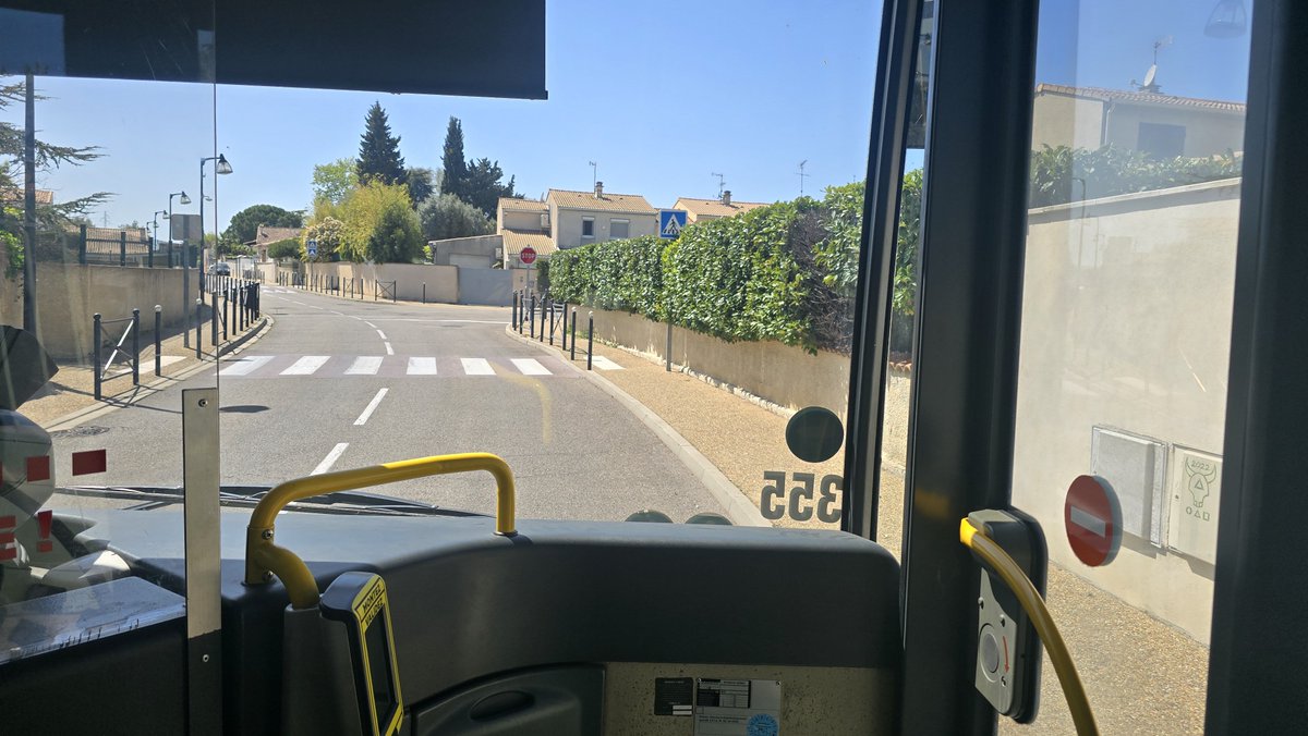 Χτες πήγα να δω ένα σπίτι σε αυτή την κοινότητα, 10 λεπτά από τη Nîmes. Οι δρόμοι γύρω έχουν όλοι όριο 30χλμ το οποίο τηρείται ευλαβικά από όλους, οπως και το αλτ στην 1η φώτο. Την λίγη ώρα που περίμενα το λεωφορείο, δεν είδα οδηγό να περάσει χωρίς να σταματήσει εντελώς στο αλτ.