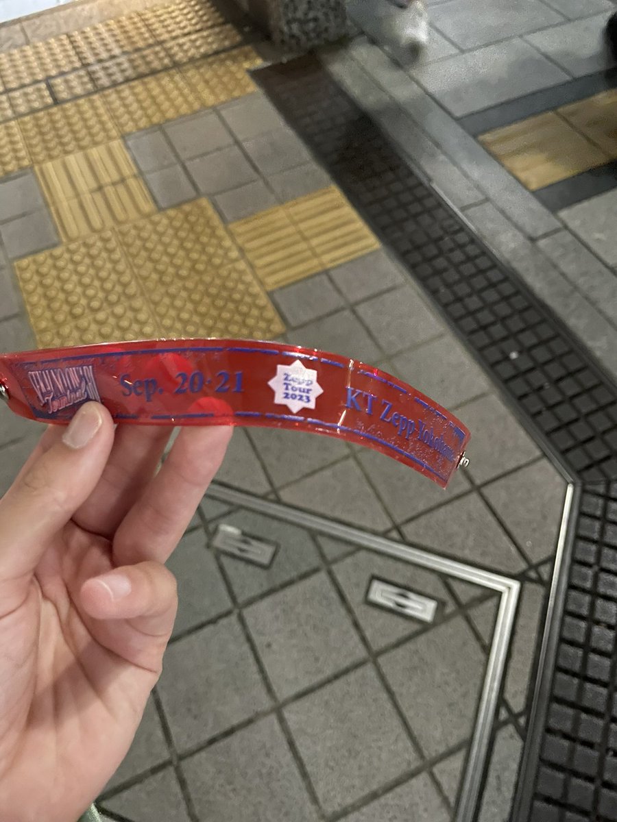 sekaowa_szn's tweet photo. 広島公演の帰りSOGOの前で拾いました。
直接手渡し出来たら1番良かったのですがもうお帰りになられた可能性が高く明日の朝私は広島を離れますのでそれは難しいと考えたのですぐお隣の階段の石の上に置いてます。
あまり踏まれたり蹴られたりしなさそうな場所だったので💦 https://t.co/nf8tIeAs4w