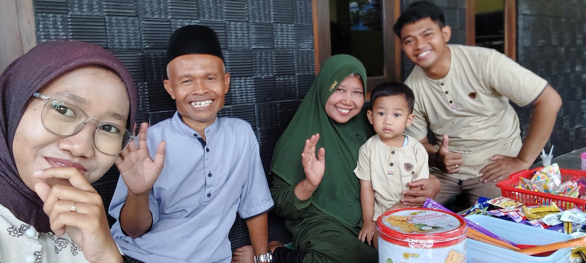 dwaprlia's tweet photo. Mbah putri dan kakung https://t.co/kzRNBR2OsZ