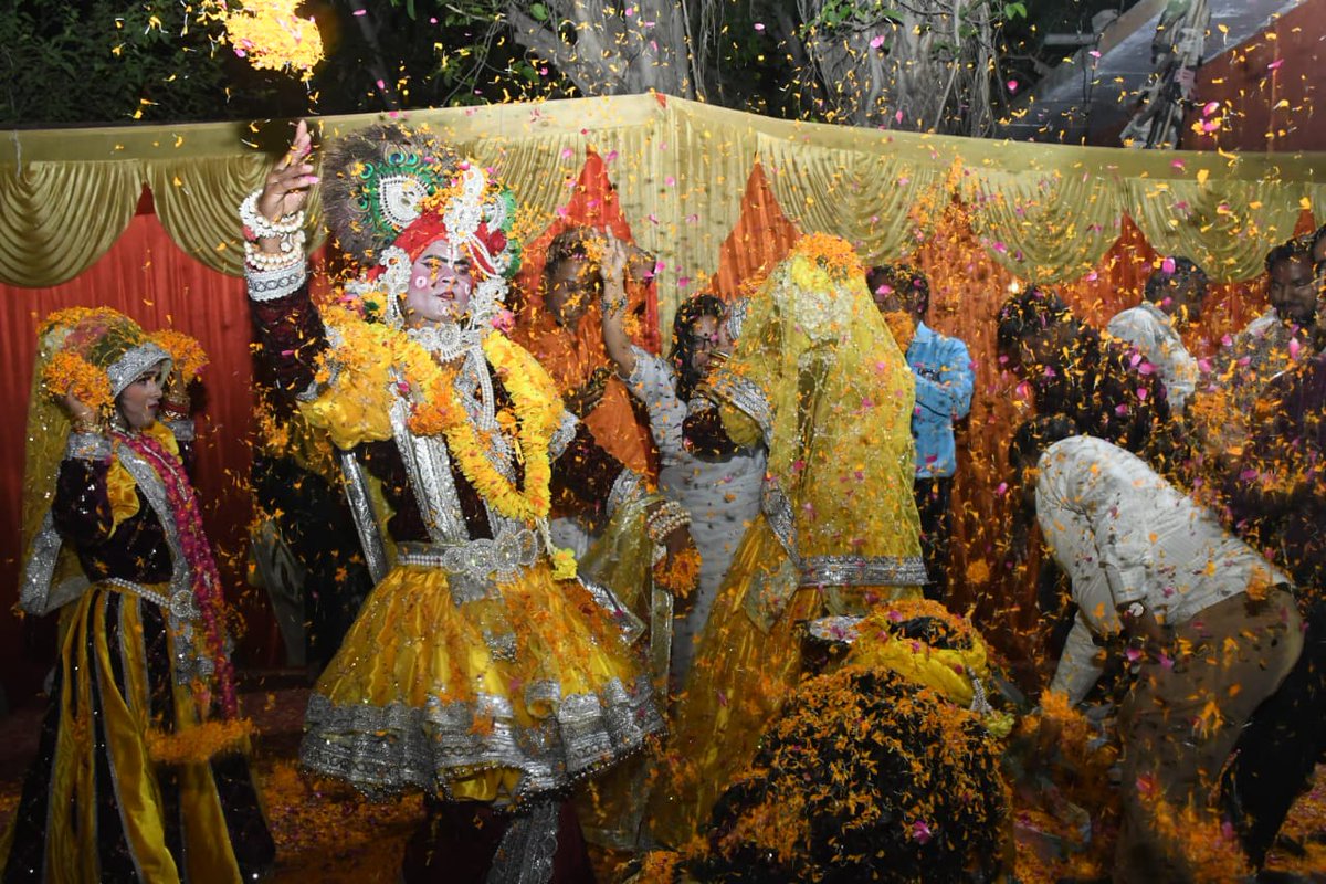 अद्भुत दृश्य... शनिवार को झूलेलाल वाटिका चित्रगुप्त धाम में राधा, कृष्ण, गोपिकाओं के नृत्य के साथ फूलों की होली ने मन मोह लिया। हर वर्ष इस कार्यक्रम में लोगों को सम्मानित किया जाता है। सभी सम्मानित लोगों को बधाई। @NeerajSinghSays @DilipSriAdv