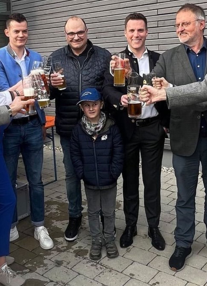 @Ben11Cann @HagelManuel 100 Meter Abstand zum kiffen sei zu wenig , aber Bier den Kindern direkt ins Gesicht halten #NieMehrCDU