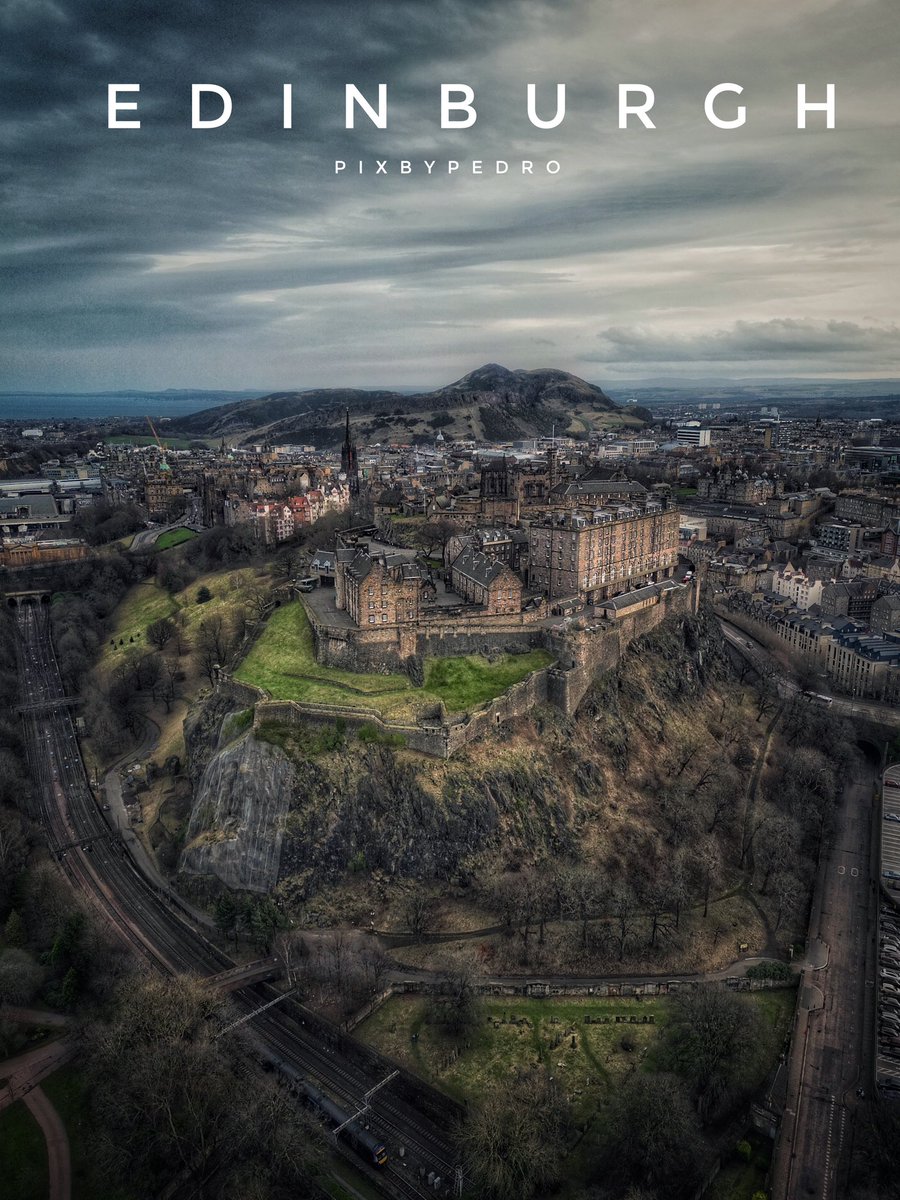 🏰 Edinburgh 🏴󠁧󠁢󠁳󠁣󠁴󠁿 🤔 Did you know that Edinburgh was the first city in the world to have a local authority funded fire brigade? You do now. #scotland #castle #edinburgh @edinburghcastle @fire_scot @scotfire_Edin @VisitScotland