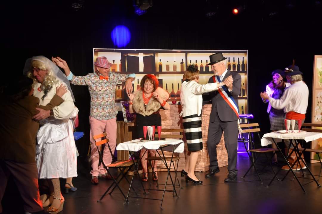 Une bien joyeuse soirée de theatre en nissart avec @LuTridentin autour de leur Poutine escarénoise !
Bravo à la troupe de <a href="/Loutridentnpt/">Nissart Per Tougiou</a> Nissart Per Tougiou et au centre AnimaNice Gorbella Théâtre de la tour.
Merci à Yannick Arnolfo à qui j'emprunte la photo.