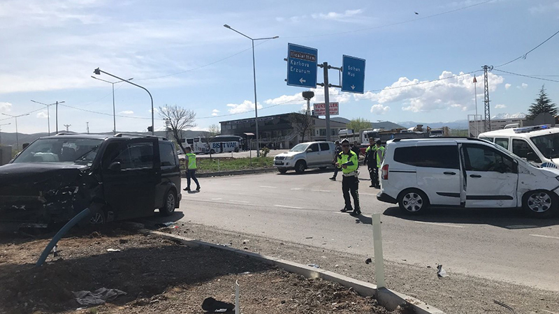 Bingöl'de minibüs ile hafif ticari araç çarpıştı: 15 yaralı dha.com.tr/2421374