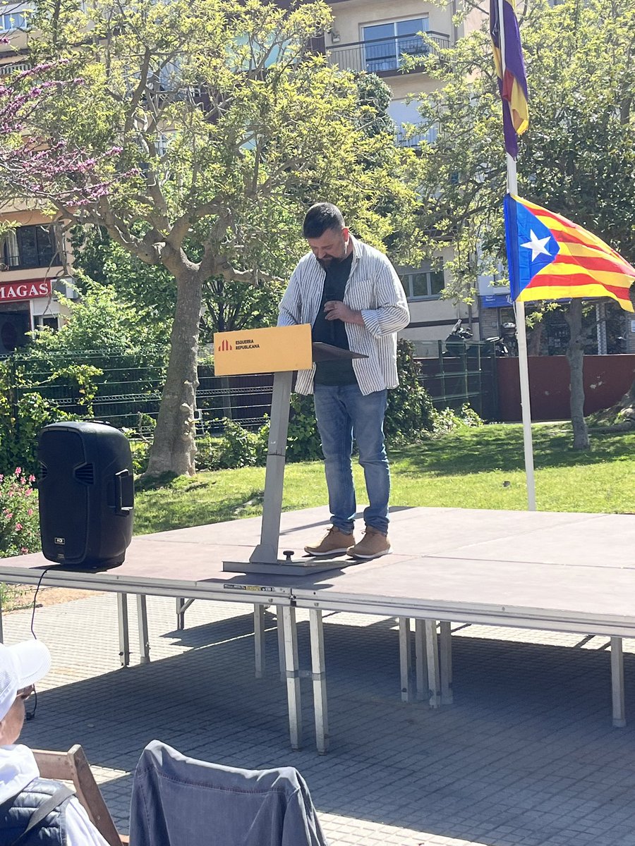 erc_guixols's tweet photo. Avui hem commemorat l’aniversari de la proclamació de la República Catalana de 1931.
Tenim l’obligació de fer memòria i tenim el deure de treballar per a una nació sobirana.
Han intervingut:
@silvirq Portaveu d’@erc_guixols 
@jordisfg canditat d’@esquerrarepublicana per Girona https://t.co/vEYXfHajQT