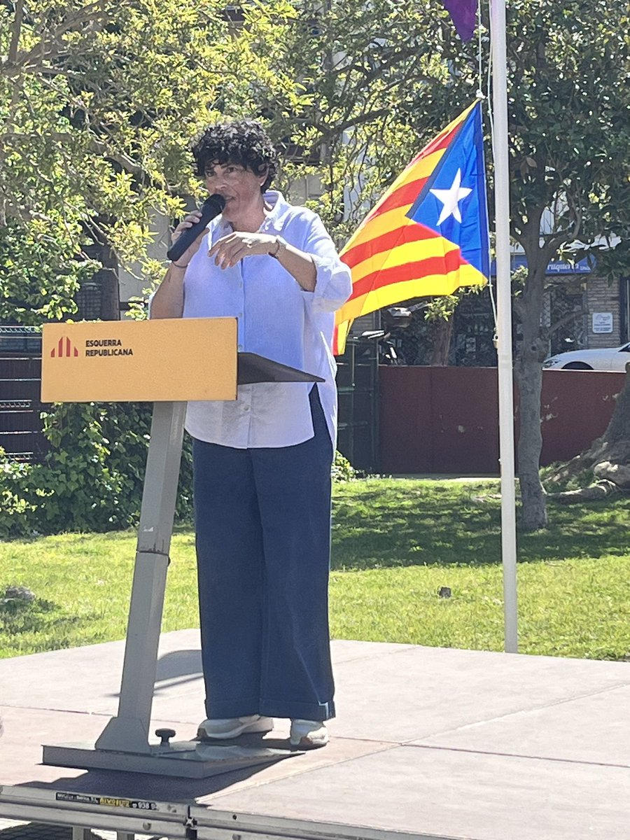 erc_guixols's tweet photo. Avui hem commemorat l’aniversari de la proclamació de la República Catalana de 1931.
Tenim l’obligació de fer memòria i tenim el deure de treballar per a una nació sobirana.
Han intervingut:
@silvirq Portaveu d’@erc_guixols 
@jordisfg canditat d’@esquerrarepublicana per Girona https://t.co/vEYXfHajQT