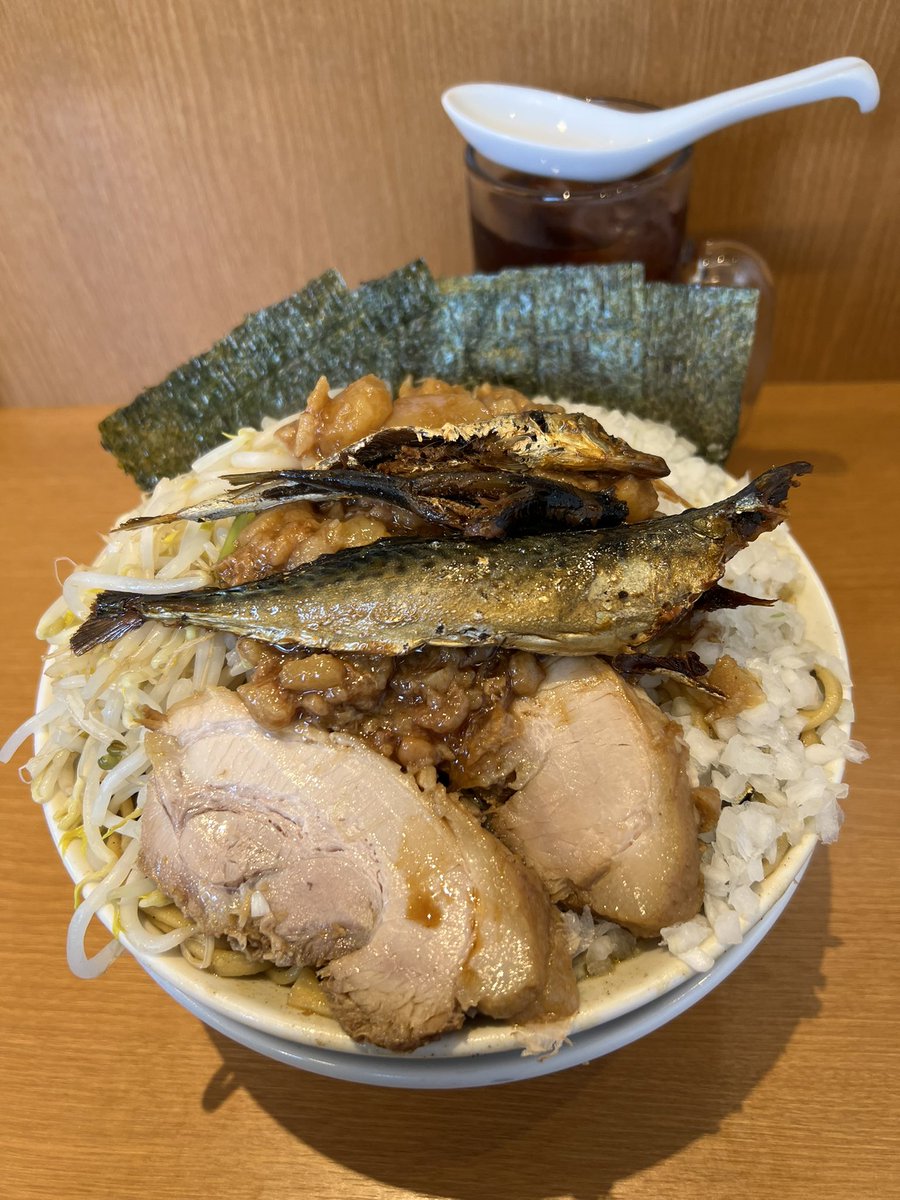 masamaasamasa's tweet photo. 人気NO1の呼び名が高いあの限定を求めてｺﾁﾗﾍ〜💁‍♂️そう…豚道場ぶた壱🐷✨
(煮干まぜそば+🧅+海苔)🍜ｺｰﾙ「ｱﾌﾞﾗﾏｼﾏｼ」📣幾度も食してきたﾔﾂなのに此度はなんだか違ったﾌｫﾙﾑ🤔一口で…🐴い❣️🤩煮干ｶﾞﾂﾝ❗️それを吸った麺も野菜も豚も格別です😍煮干大漁旗🏴‍☠️掲げてｺﾞﾁ〜😘 https://t.co/4BWE8YOsKj