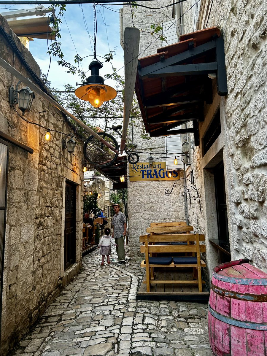 Trogir, an Ancient Greek city just off Split 🇭🇷 , is a magnificent place with its winding streets, and many layers of architectural features, mixing all the different ages and cultures of the Mediterranean. Perfect for families. ♥️