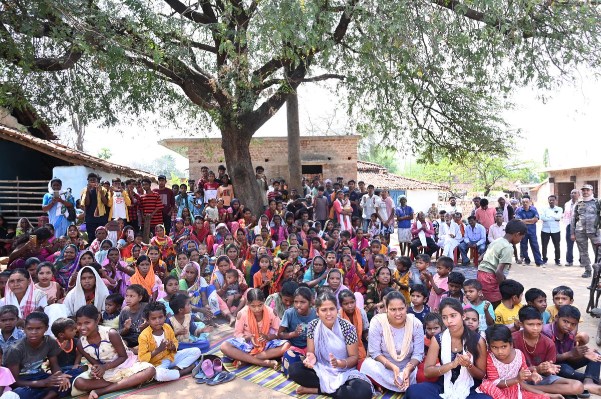 आज कोलेबिरा विधानसभा के कुन्दुरडेगा में ग्रामीणों से संवाद किया। ग्रामीणों का उत्साह साफ बता रहा है कि वे 13 मई को कमल का बटन दबाकर फिर से एक बार मोदी सरकार बनाने जा रहे हैं।

#हमारासंकल्प_विकसितभारत_विकसितखूंटी 
#अपने_खूंटी_के_लिए
#फिर_एक_बार_मोदी_सरकार
#अबकी_बार_400पार…