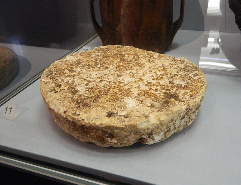 Bog butter: 1/ Placed in acid soils for preservation? 2/ Deposited ritually as form of devotional offering to gods as act of ensuring fertility of land & its produce in ensuing year? 📷My photos. 15-17th C kegs at Ballymoney Museum & 15-16th C Enniskillen butter @UlsterMuseum🧈