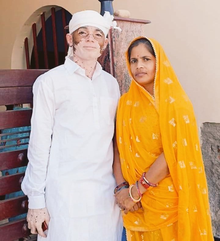 🙏🌹 जोहार 🌹 🙏
आदरणीय दादा <a href="/Bhilraj11/">Bhanwarlal parmar</a> जी आपको वैवाहिक वर्षगांठ के सुअवसर पर हार्दिक जोहार बधाई एवं शुभकामनाएँ, प्रकृति माँ एवं पुरखों का आशीर्वाद और स्नेह आप दोनों पर हमेशा यूं ही बना रहे!
#HappyMarriageAnniversary💞🌺
#जय_भीलप्रदेश