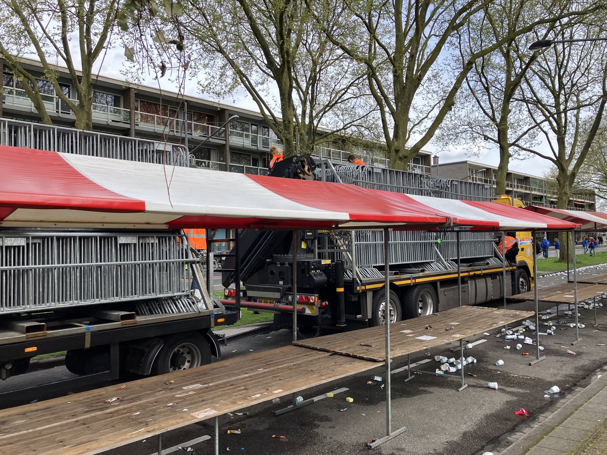 Barbaradejong's tweet photo. De laatste lopers zijn voorbij. Het opruimen kan beginnen op de Slinge. De kramen worden afgebroken en de bekertjes opgeruimd. https://t.co/KULCpgrj45
