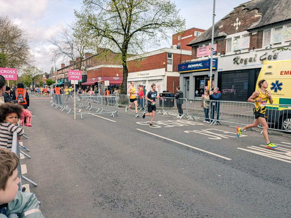 Hooray for the #ManchesterMarathon runners today! Great vibes out in Chorlton 🎉