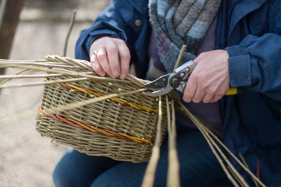 Make your own round basket from willow at one of our beginner's workshops on 19 or 20 April, under the instruction of full time basketmaker Sarah Le Breton who has over a decade of teaching experience. Book here: rhs.org.uk/gardens/rosemo… #heritageskillsworkshop #willowweaving