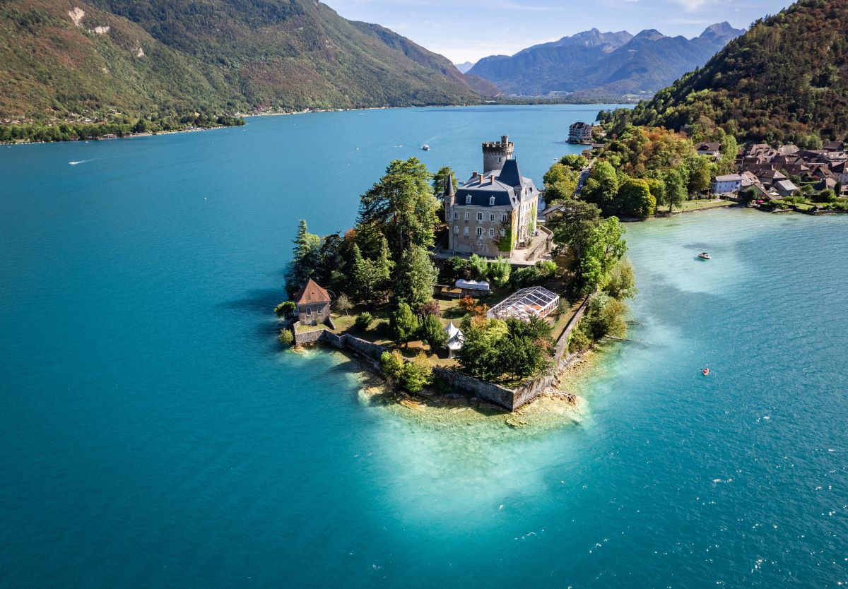 (Re)connaissez-vous ce château perché sur un lac dans les Alpes ? 
🔎 : Cet ancien château fort accueille aujourd'hui des événements culturels. 

Découvrez la réponse sur notre compte Instagram <a href="/explorefrance/">explorefrance</a> 👉 bit.ly/3NRAcVT

#ExploreFrance 
<a href="/Partir_Ici/">Auvergne-Rhône-Alpes Tourisme 🌸</a> 
📷 Adobe Stock