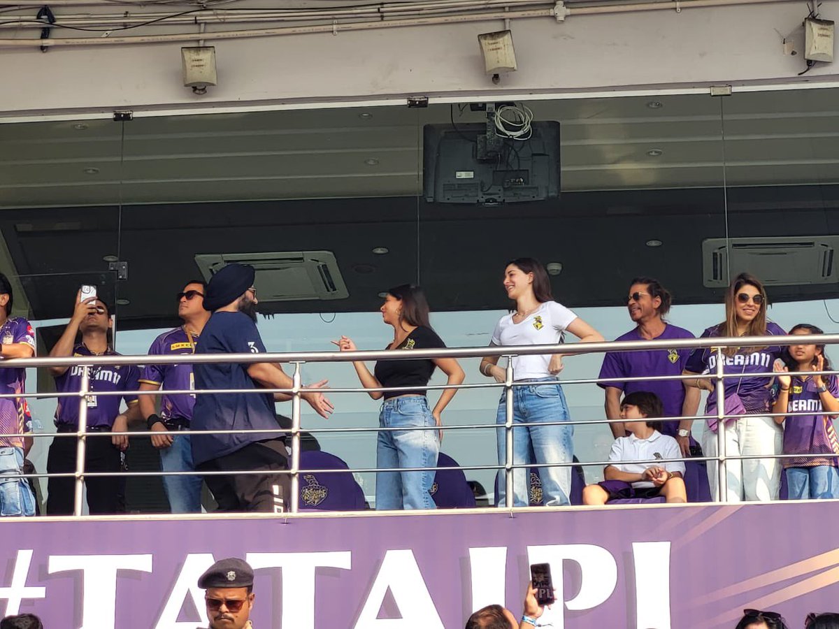 SRK, AbRam, Ananya, Suhana and @pooja_dadlani are on the stands at Eden to support the Knights! 💜

@iamsrk @KKRiders @TeamSRKWarriors 

#ShahRukhKhan #AnanyaPanday #SuhanaKhan #AbRamKhan #EdenGardens #KKRvLSG #IPL2024