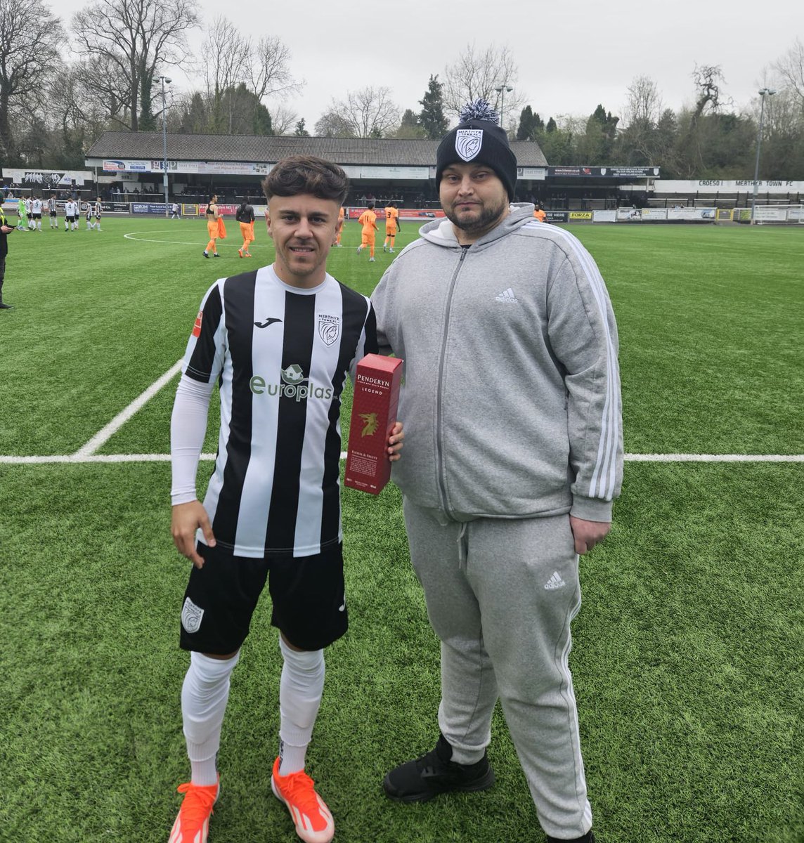 👏🏼 Congratulations to Lewys Twamley who collected his @PenderynWhisky award yesterday for his Man of the Match award against Hungerford on Bank Holiday Monday. ➡️ Thank you to Merthyr Town supporter, Stephen Morris for presenting the award.