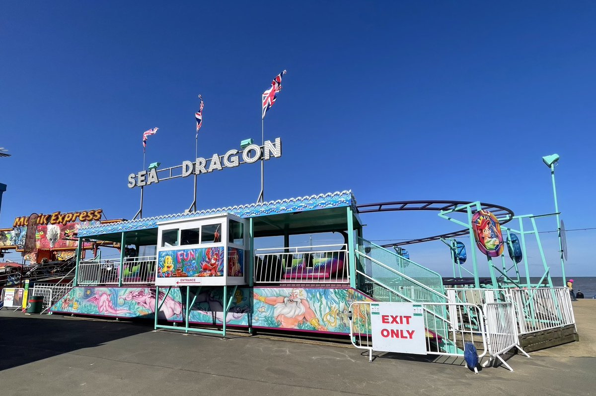 A beautiful day here in Hunstanton #Norfolk  we are open and looking forward to seeing you this sunny Sunday in Sunny Hunny! @LoveWestNorfolk