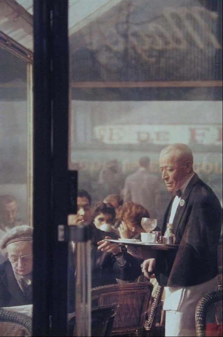 Saul Leiter. Le garçon de café 1959. Paris