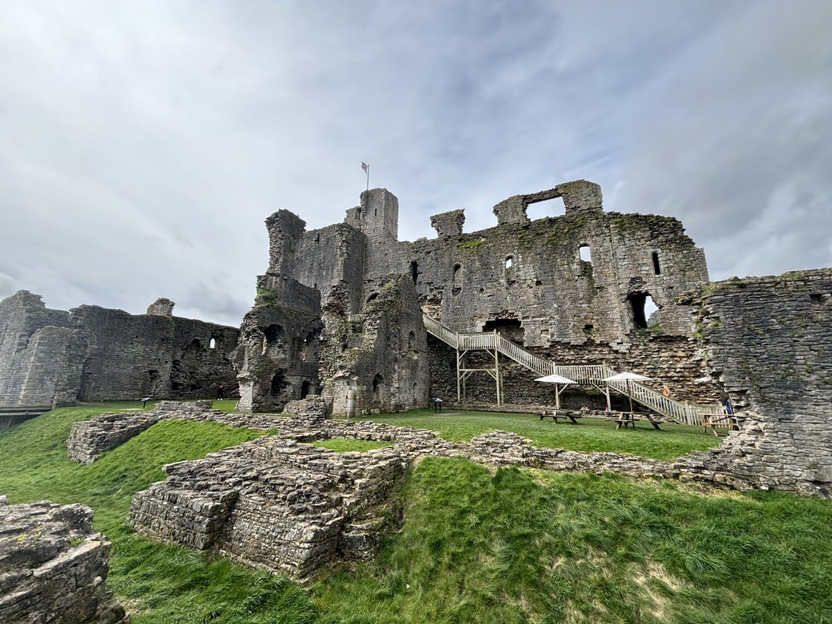 A fantastic visit to #Middleham Castle - what a place… and what views! Richard III was here! @rsociety_iii @EnglishHeritage