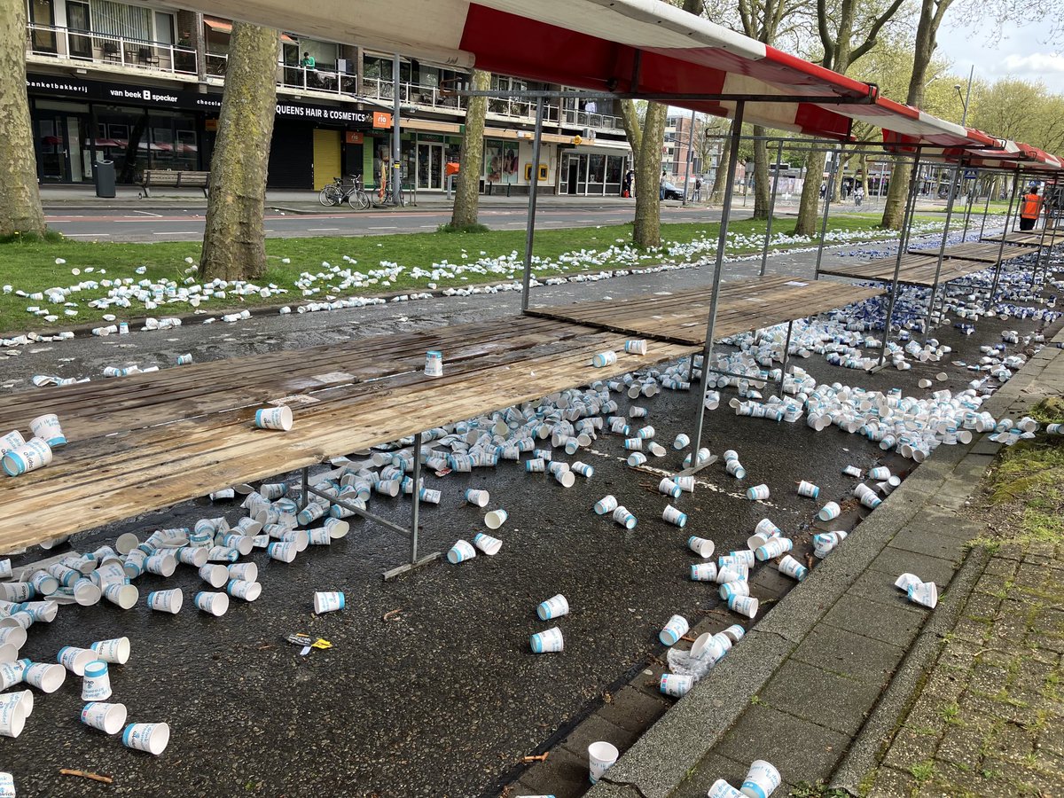 Barbaradejong's tweet photo. De schoonmakers van Stadsbeheer kunnen aan de slag! https://t.co/WXDKqTryBo