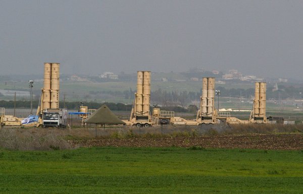 Defensa_Israel's tweet photo. Guerra en Medio Oriente - Irán 💀
🇮🇱🔥🇮🇷
- Los iraníes lanzaron contra #Israel 110 misiles balísticos, 185 drones explosivos y 36 misiles crucero, y lo único que consiguieron es herir de gravedad a una niña (árabe) de 7 años, cuya vida ahora corre peligro. Además provocaron algunos daños materiales irrelevantes a unos galpones en una base aérea en el sur.
- El 99% de sus vectores de ataque iraníes fueron interceptados antes de llegar a sus objetivos, incluidos todos y cada uno de los 110 misiles balísticos que nos lanzaron, los cuales fueron todos destruidos en la exoatmósfera por nuestros sistemas antibalísticos Arrow 2 y 3 (imágenes abajo).

Han hecho el mayor ridículo de la historia bélica moderna! Vergüenza ajena!
Incluso hasta me dan un poco de pena 🙄
