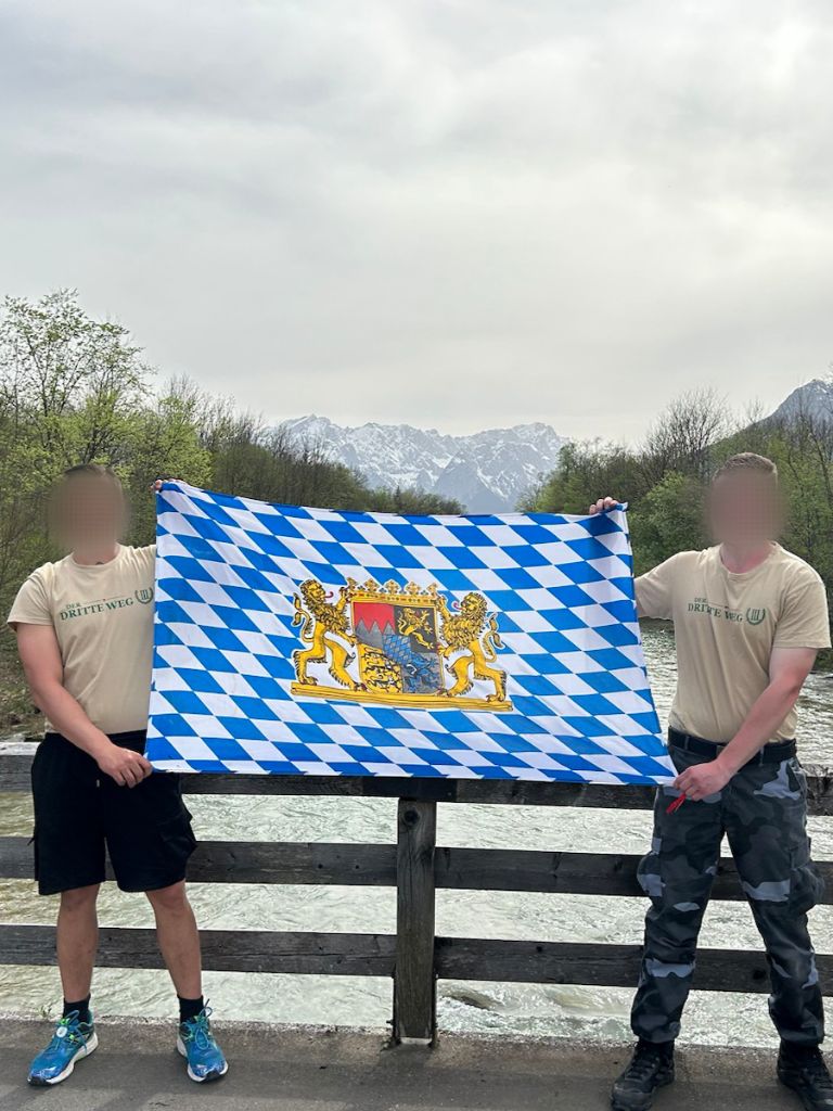 40-Kilometer-Marsch von #Murnau nach #GarmischPartenkirchen 

#Aktivisten vom Stützpunkt #München/Oberbayern haben eine #Leistungswanderung von Murnau nach Garmisch-Partenkirchen unternommen. Der Weg führte sie dabei über #Eschenlohe, #Oberau und #Farchant.

#derdritteweg #d3w