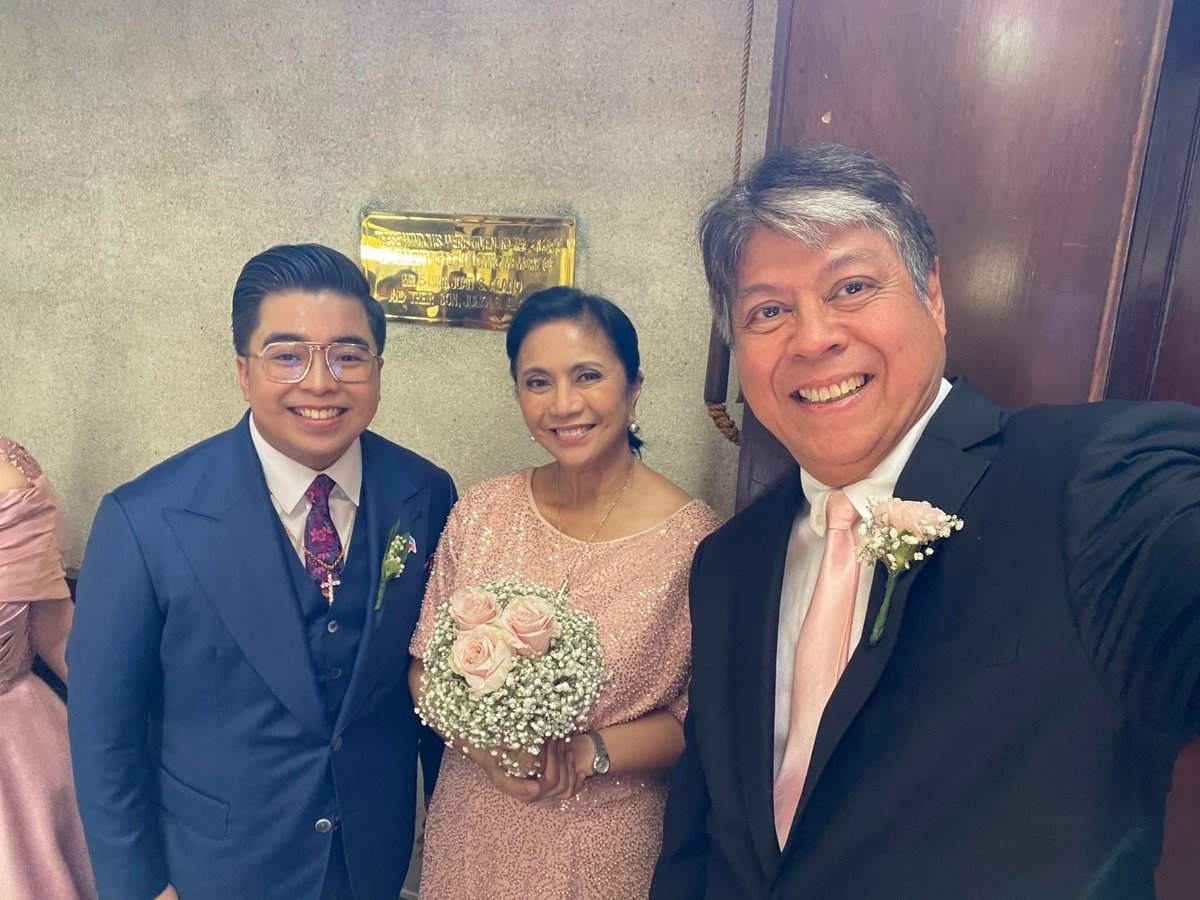 Ninong duties kasama si Ma’am Leni at pati si CJ Meilou Sereno. Wedding of Mr and Mrs Sherwin and Jam Velez. Pink necktie!🩷💚💯 Congratulations and best wishes to the newlyweds!🙏🙏❤️❤️💯💯.