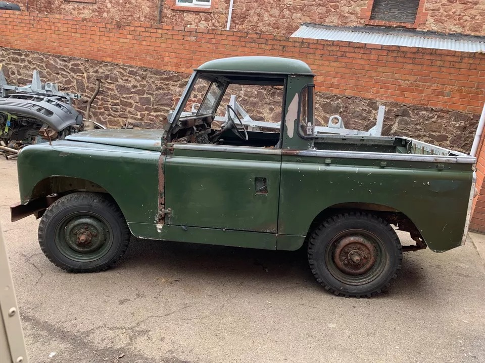 BarnFindsUK's tweet image. Ad:  1967 Land Rover Series 2a Barn Find - "only one former keeper from new, been stored for a number of years"
On eBay here --&amp;gt;&amp;gt; bit.ly/4cTNmwa

 #LandRoverSeries2a #BarnFind #ClassicCar #LandRoverLove #ClassicCarFinds #LandRoverRestoration