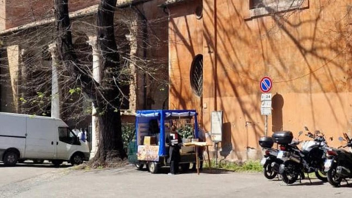 Frigge il pesce davanti alla basilica di Santa Sabina, multa da 5mila euro al carretto abusivo roma.repubblica.it/cronaca/2024/0…