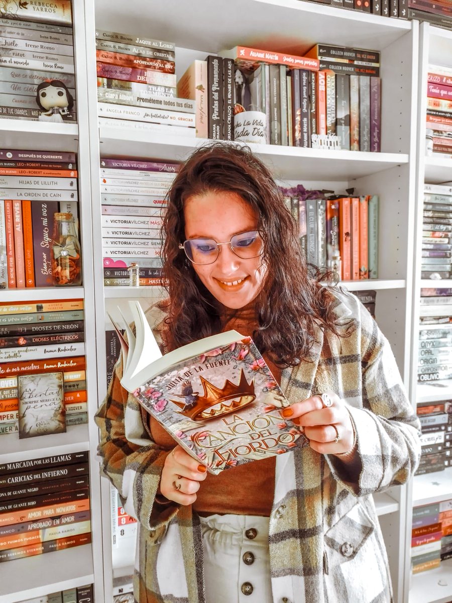 Os dejo con la reseña de #Lacancióndelfiordo de <a href="/JuliaDlafuente/">Julia De la Fuente 📕</a>, una historia de fantasía que es adictiva y ligera que esconde en su interior mucha magia, secretos, traiciones y misterio ❄️👑🫧🩵
#leeresvivir 
instagram.com/p/C5oce3gI3-j/…