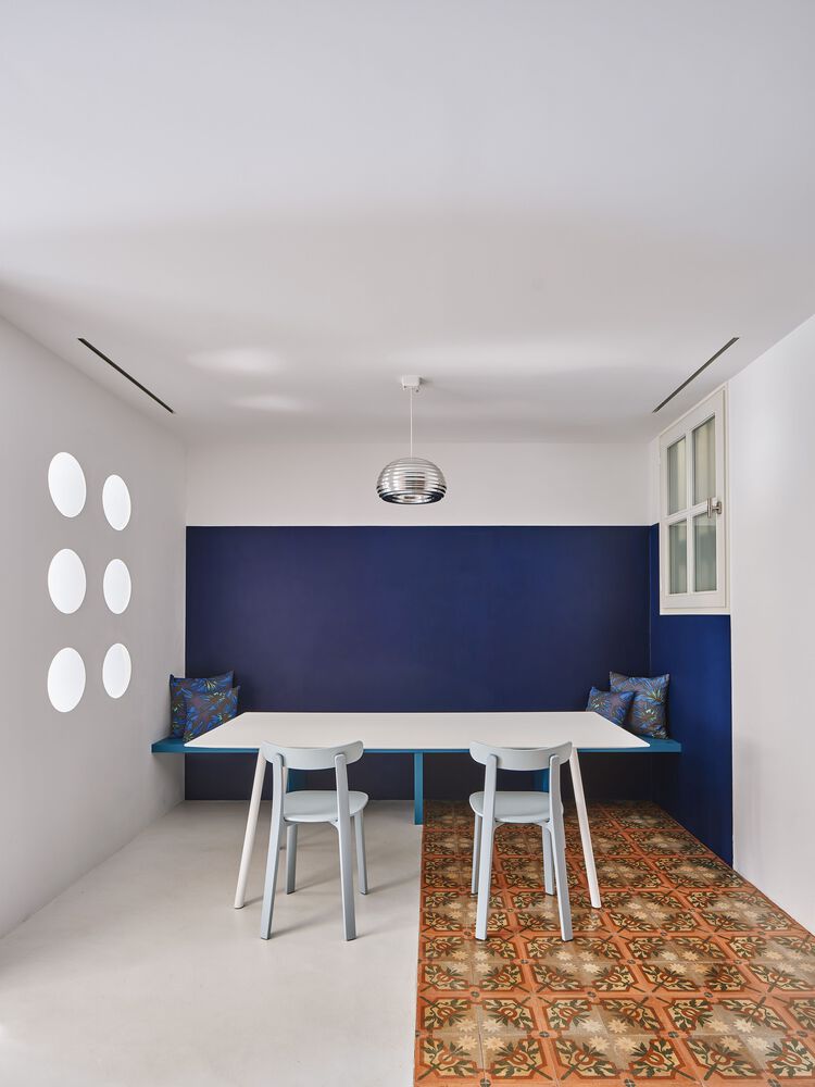 #ComoEnCasaEnNingunSitio _ Apartamento en la calle Girona a cargo de Raúl Sanchez Architects. Fotografías: José Hevia. #Arquitectura #Architecture