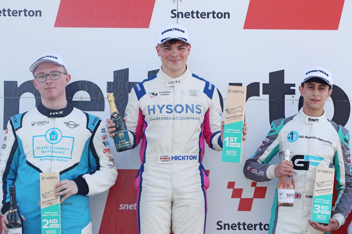 HARRY HICKTON OPENS MINI CHALLENGE TROPHY ACCOUNT Harry Hickton produced a fine drive through the field in the reverse grid race to secure his maiden win in the Vertu MINI CHALLENGE Trophy at Snetterton. Read more: minichallenge.co.uk/2024/04/14/har…