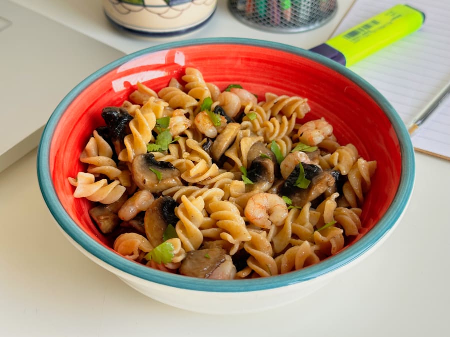 Pasta con Champiñones y Gambas 🍤 ¿Vas a hacer un parón en tu trabajo o estudio para comer? Esta receta en la que los ingredientes estrella que acompañan a la pasta son los champiñones y las gambas, es perfecta para reponer energía. 

Receta: ekilu.com/es/receta/past…