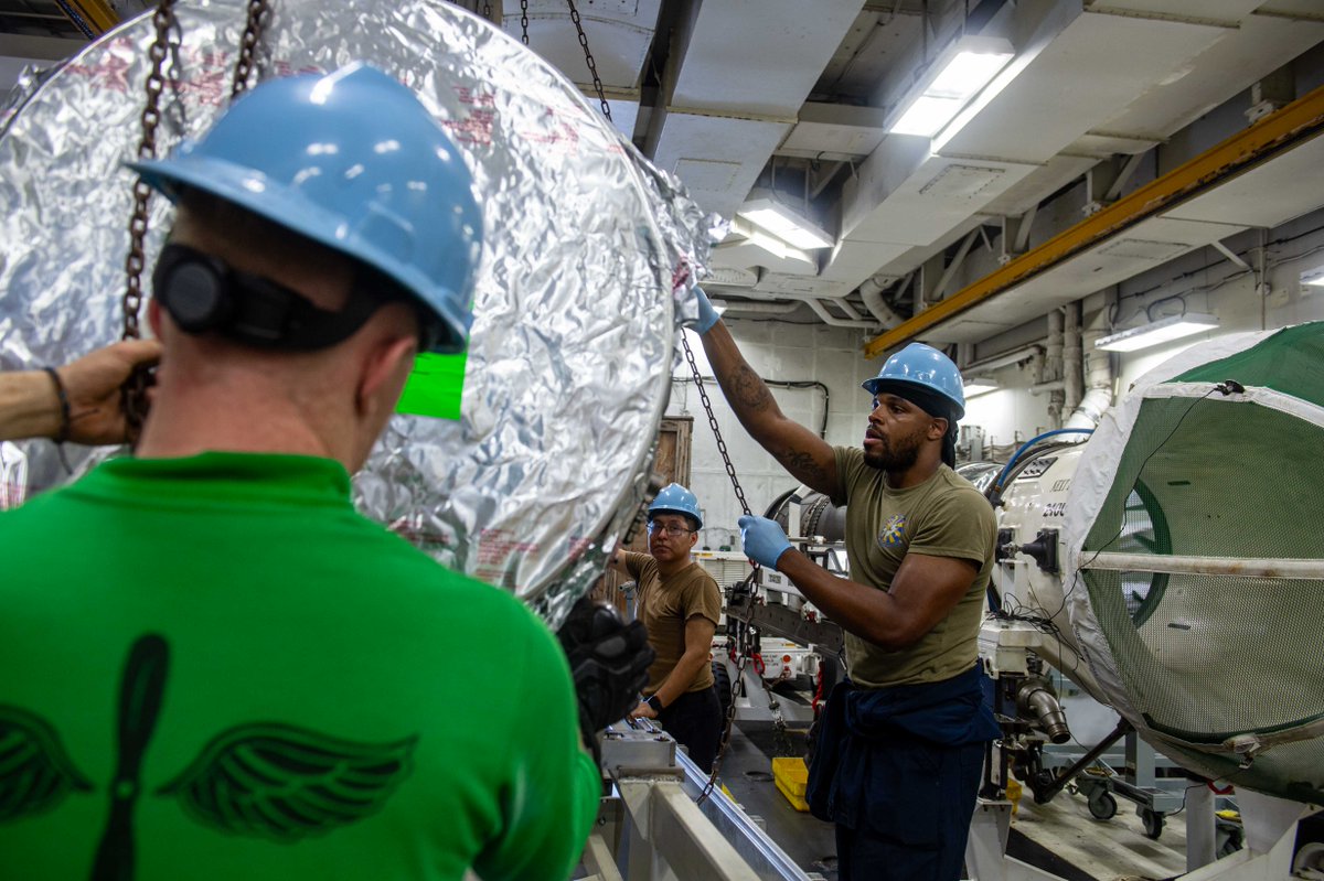 U.S. Navy Sailors move an F/A-18 Super Hornet jet engine in the jet shop aboard the Nimitz-class aircraft carrier USS Theodore Roosevelt (CVN 71).

#USNavy | #ForgedByTheSea https://t.co/uU4biKmra4