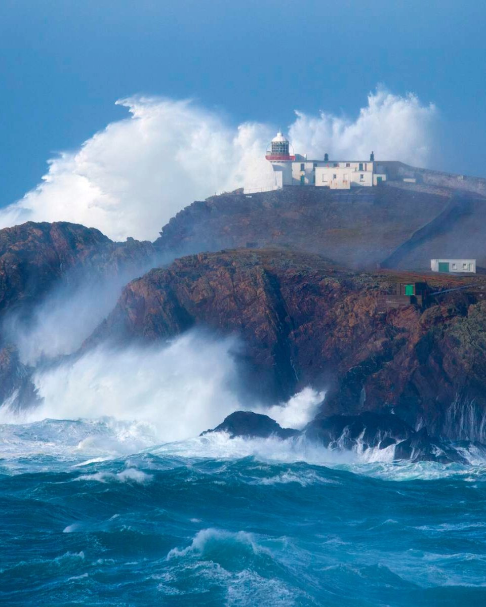 What better way to celebrate 10 years of the #WildAtlanticWay than with 10 of the WILDEST locations on the route! 🤯 How many have you visited? 🌊

1: 📍 Eagle Island Lighthouse, County Mayo