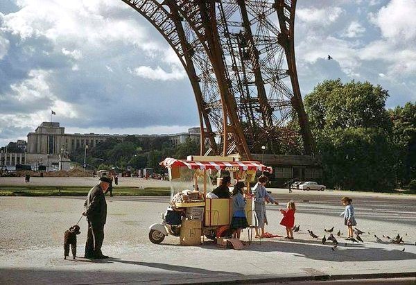 Un dimanche à la Tour Eiffel. 1961. Paris