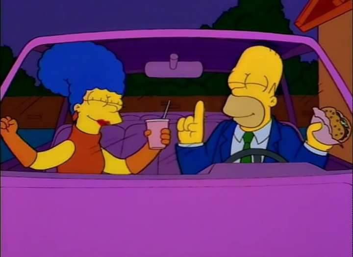 Frikimaestro's tweet photo. Homer y Marge me enseñaron que una hamburguesa en el coche con una persona especial también es un plan perfecto https://t.co/rW8qEs1oAh