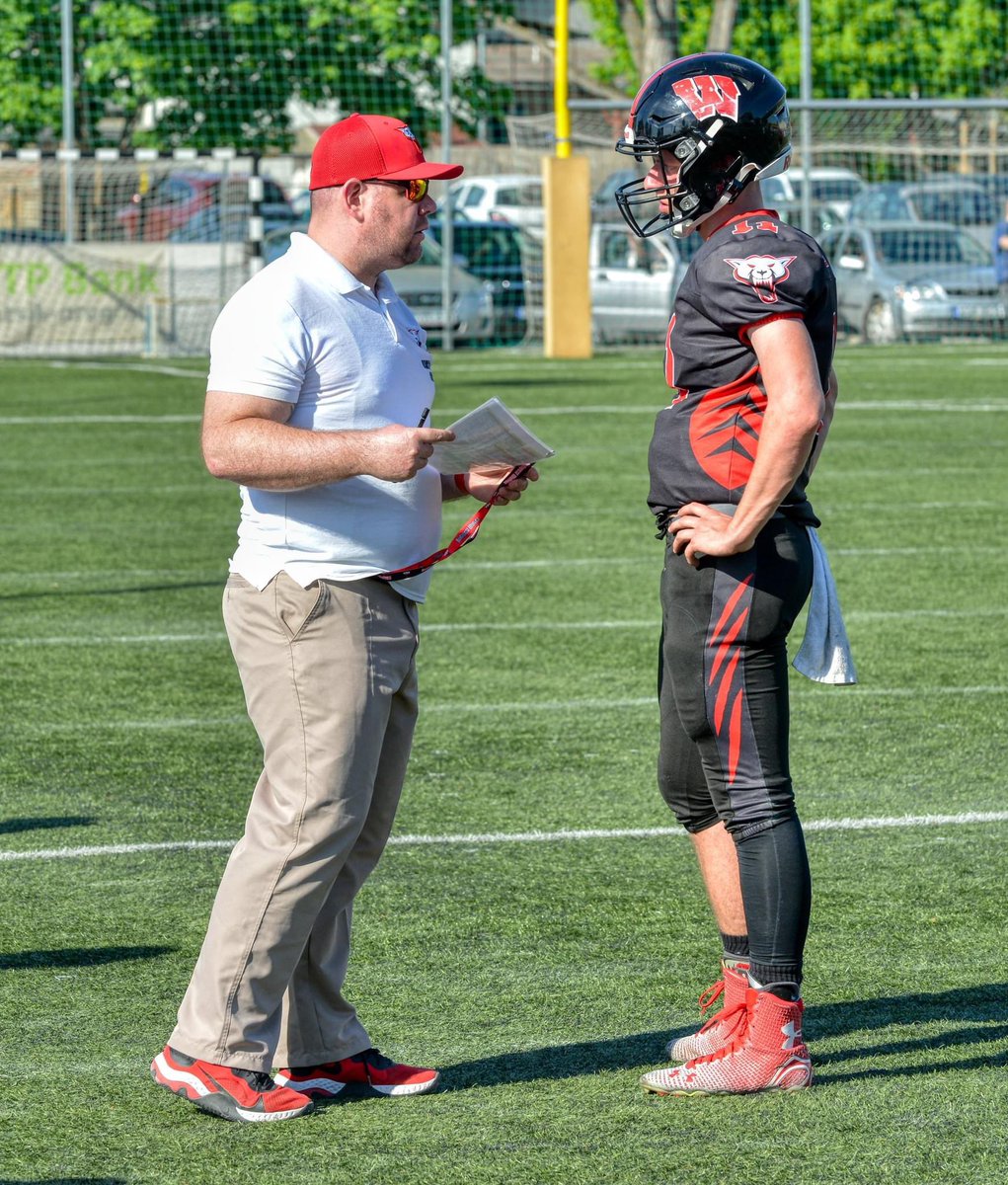 Francesco23's tweet image. Új QB, régi gondok: “Most mit hívjak?” 😂🏈
@zalandancso #QB1 @BudapestWolves #wolvesfootball #coachlife