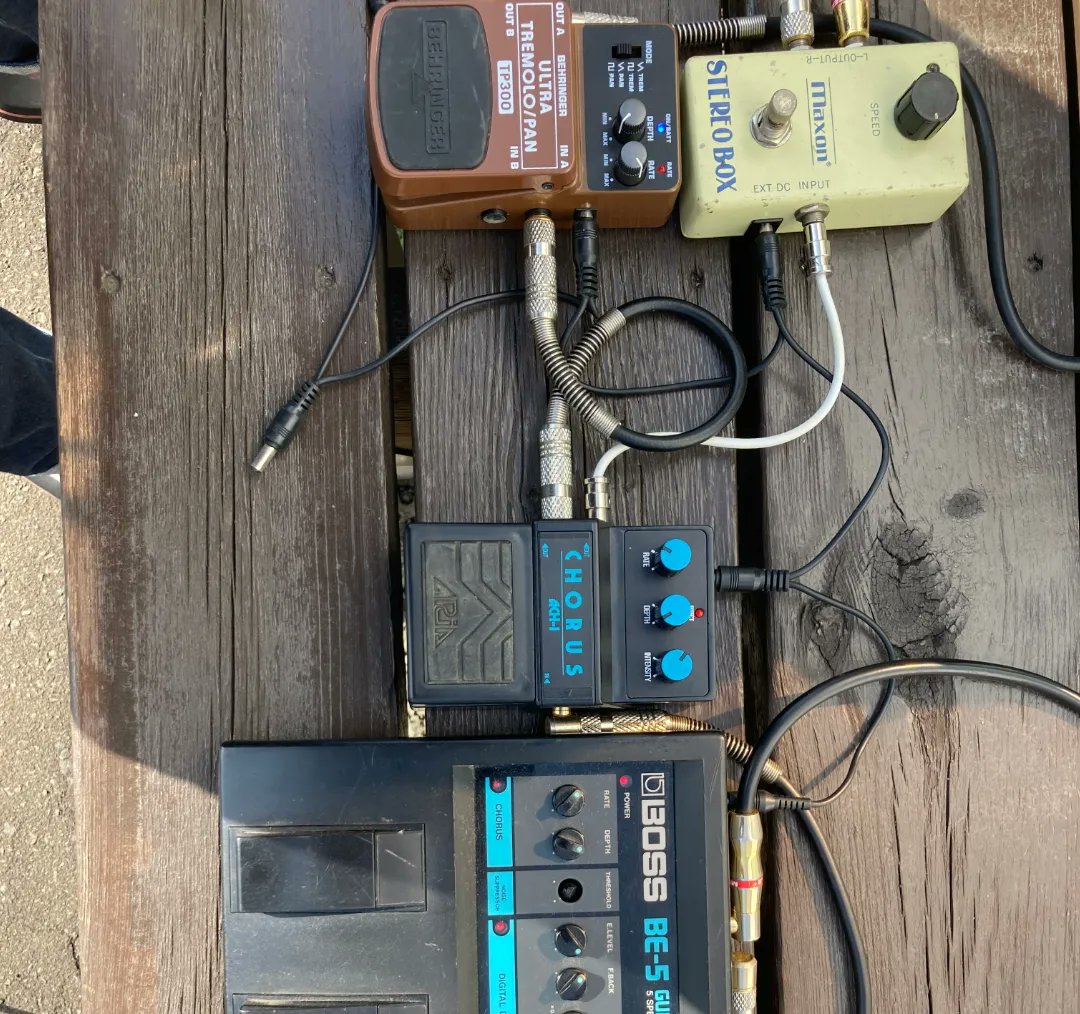 OKBMN's tweet photo. サミック製ミニアンプの日向ぼっこ&5台同時に鳴らすチェック。ディレイとコーラスをかけてステレオBOXとPANで左右に揺らすと気持ちいい。
#samick #babyg #babyea #babyb #boss #be5 #aria #adh1 #behringer #tp300 #maxon #stereobox #pignose https://t.co/MqH1J7m7Lq