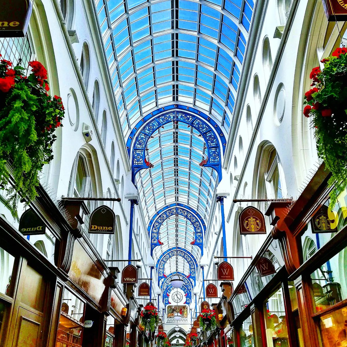 Weekend = city centre arcades are calling 😍 Photo by IG: worldpixelsbyguedes #Leeds #visitleeds #thorntonsarcade