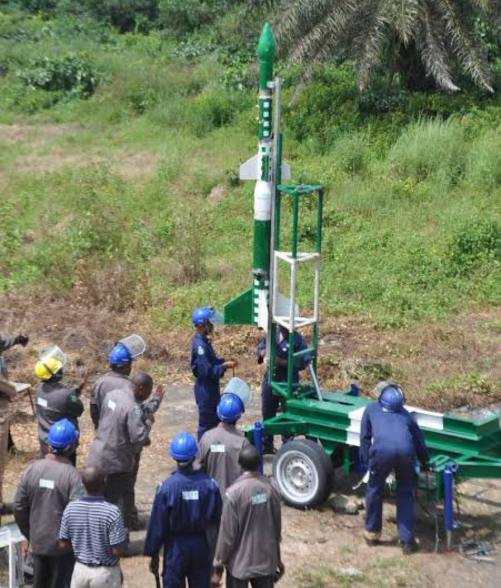 Finally Nigeria has entered to arms race courtesy of Shauri Moyo Juakali artisans in Enugu Municipal Council Market. This surface-to-air ballistic missile is meant to drill water in the enclaves of Ibadan villages. No iron dromes needed @Abdirizaqhassa6 @BasilioCC