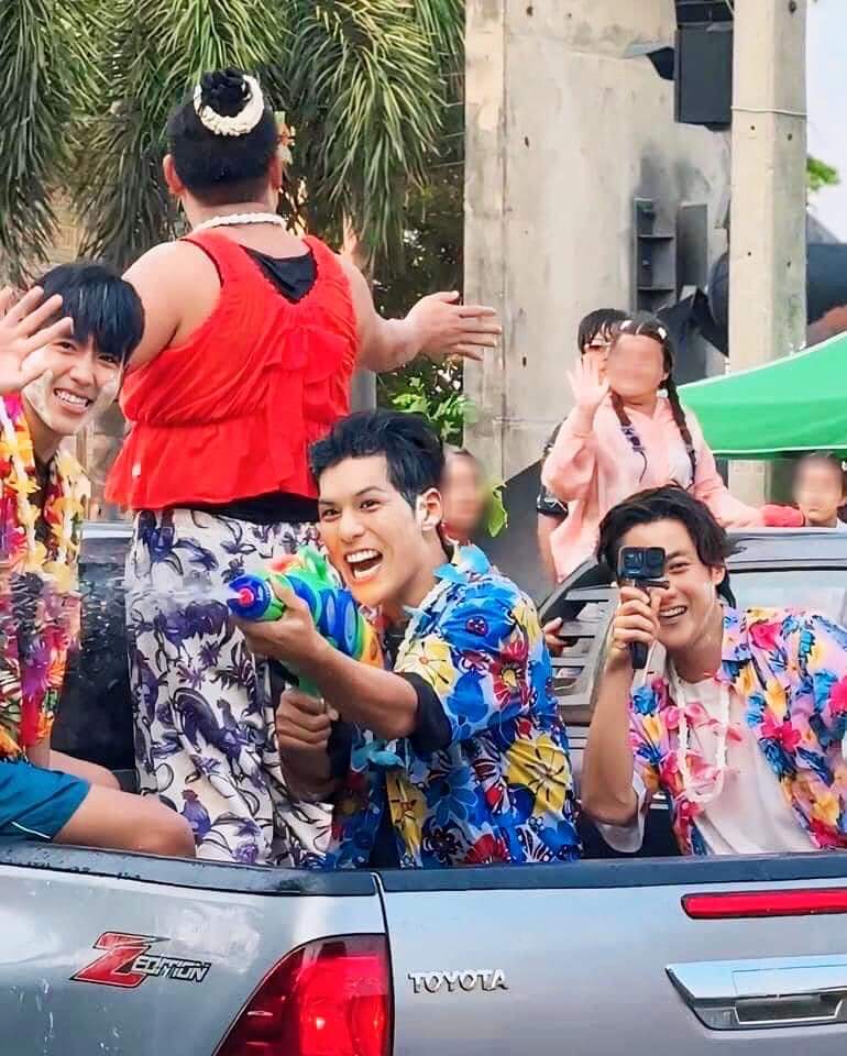CullenPJungNDan's tweet photo. คัลเลนไม่เอาแล้วกล้อง งานนี้พ้มจะถือปืนฉีดน้ำคับ พิจองรับบทถือกล้องไปนะ 🤣 #คัลแลนพี่จอง #น้องแดน #จูดี้ https://t.co/Bt6JY92ueP