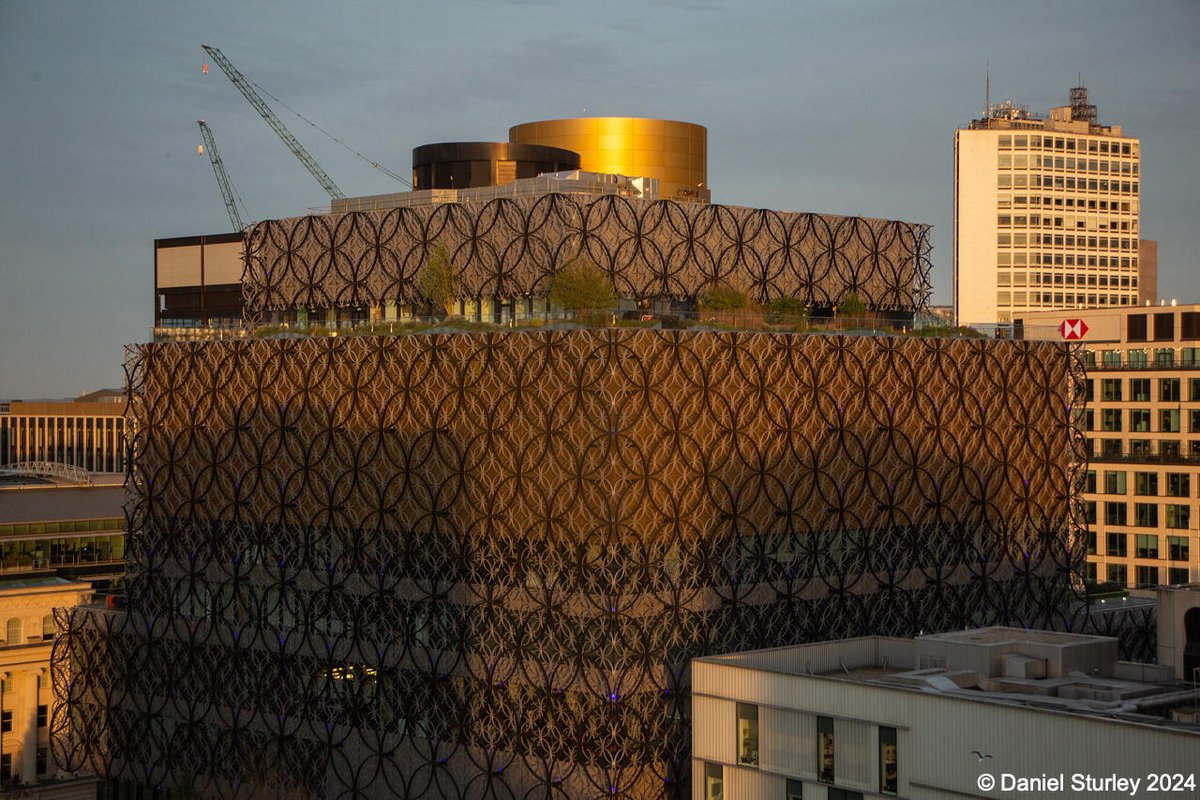 #Birmingham UK, the @LibraryofBham as it catches the setting #sun 😎 #BirminghamWeAre #FullColourNoFear