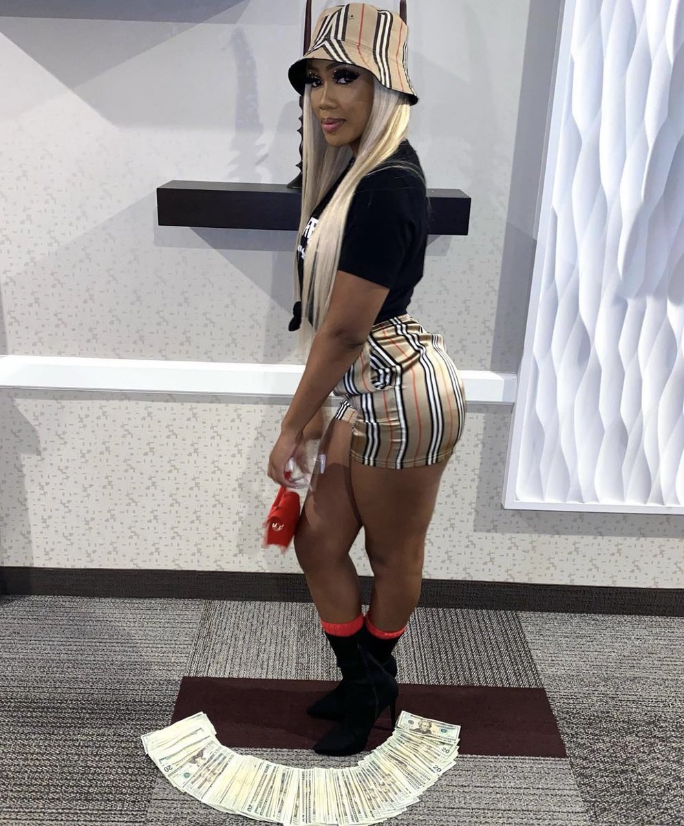 AssaneSt's tweet image. Ima MFN CITY GIRL. I talk sh*t. I like money. I like bags.