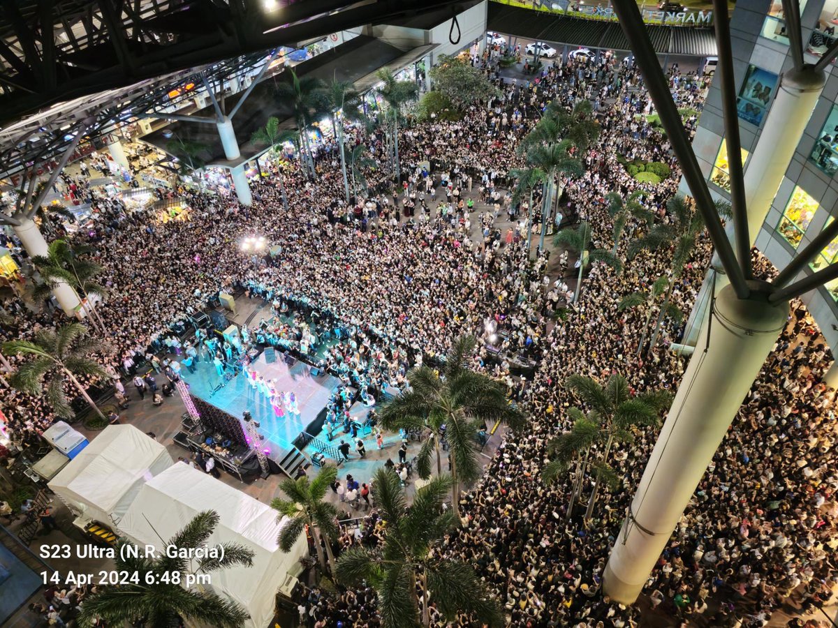 LOOK: According to the security and safety team and mall event organizers, crowd estimate here at BINI's Talaarawan Mall show at Market Market has reached 6,000+ (as of 6:30PM)