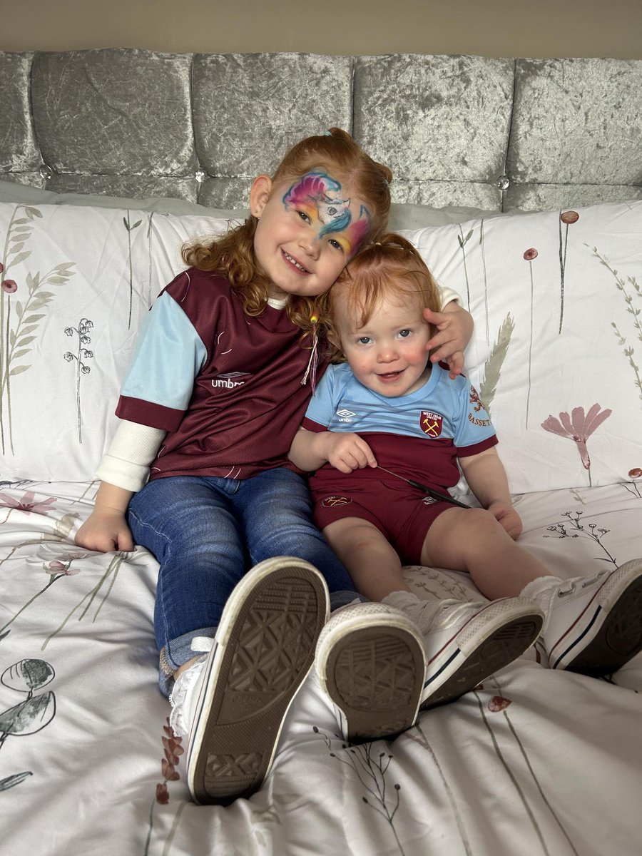 ThomasC_WHUFC's tweet photo. Daddy's Little Hammerettes, Ready for today's game ⚒️ @WestHam #Comeonyourirons https://t.co/K0NiK2iruo