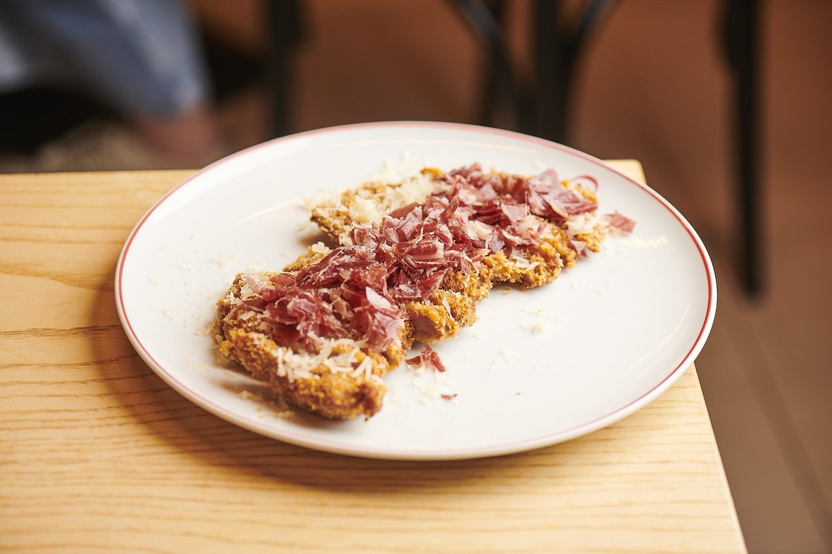 josbgs's tweet photo. Uno de mis imprescindibles de @joselitos_madrid es el Escalope de Secreto con Paleta Joselito.
El exterior crujiente y su interior jugoso me parecen una locura.
El plan perfecto para terminar la semana
#escalope #escalopes #paletaiberica #joselitos @joselitos_madrid @jamonjoselito