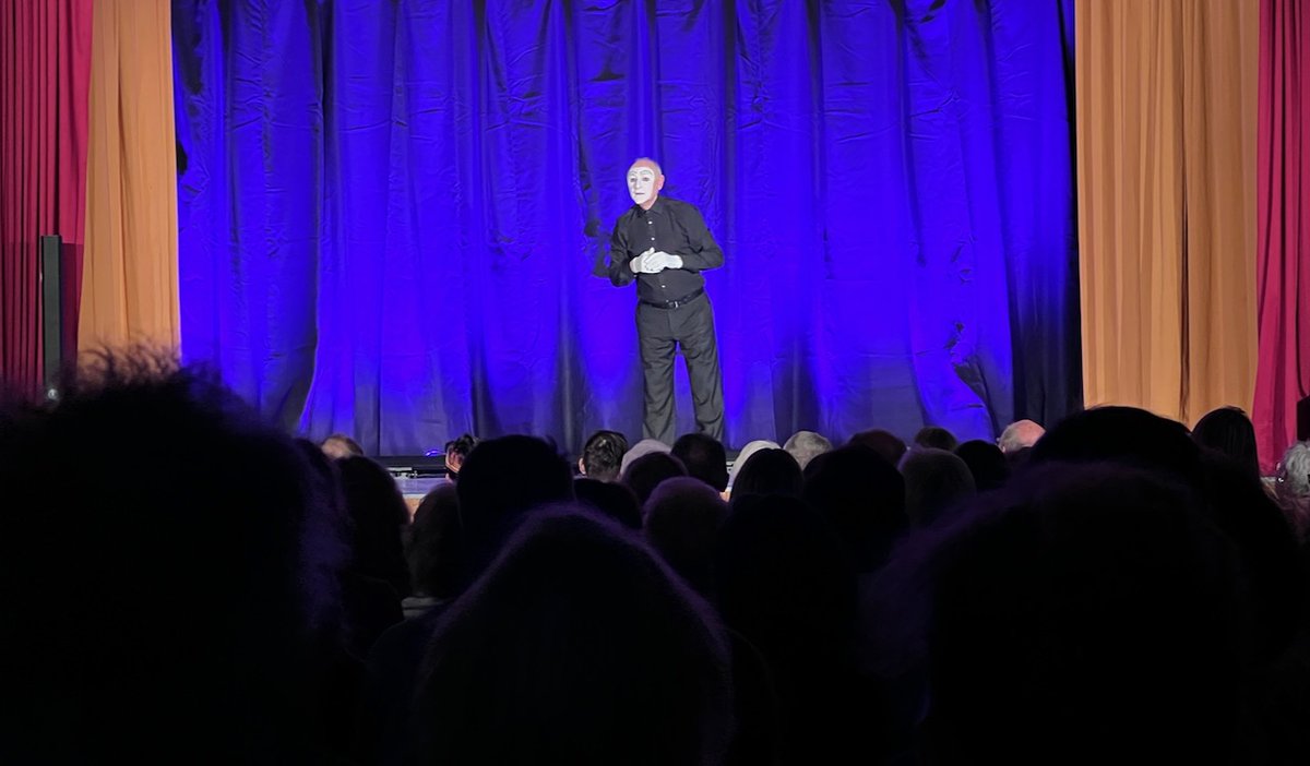 carlosmime's tweet photo. Gracias al maravilloso equipo y al entusiasmado público en Adelberg.
#thankful #audience #organizer #dankbar #Publikum #Veranstalter #Adelberg #mime #Pantomime #mimo https://t.co/W5jOQSTpDG
