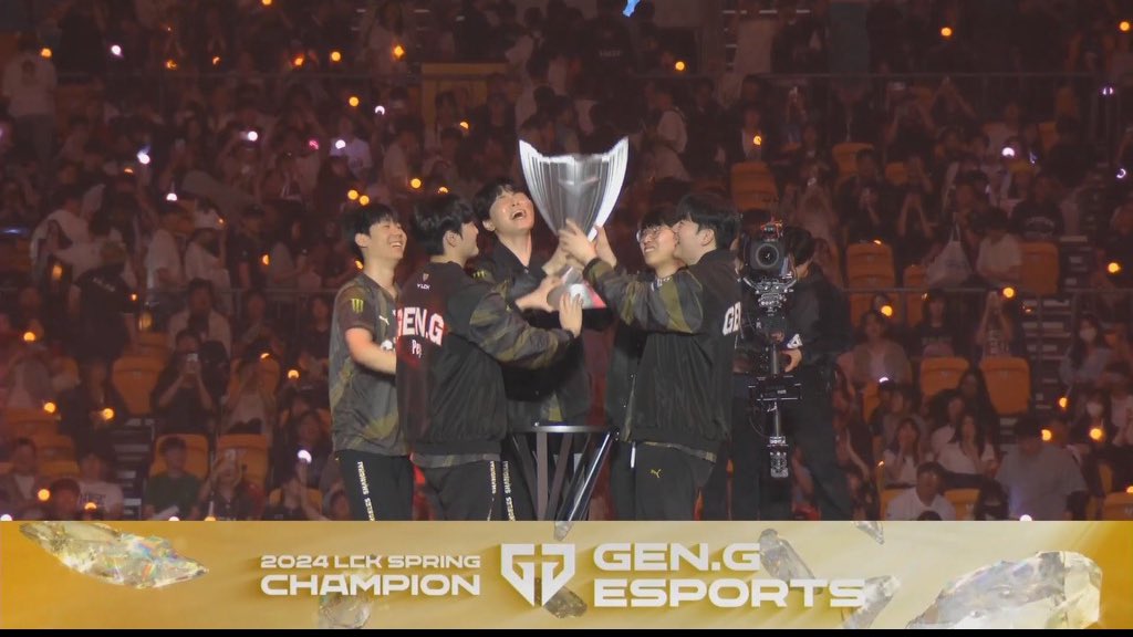 Les @GenG sont champions de #LCK ! 🏆 On a vu du très très haut niveau sur ce BO5 face à aux T1 ✨ Votre mvp du match ?